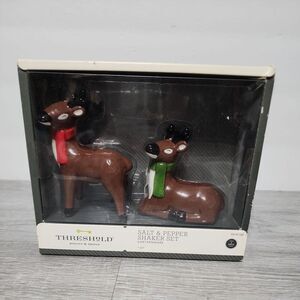 Threshold Reindeer Red Green Scarves S&P Shaker Set Salt and‎ Pepper NIB